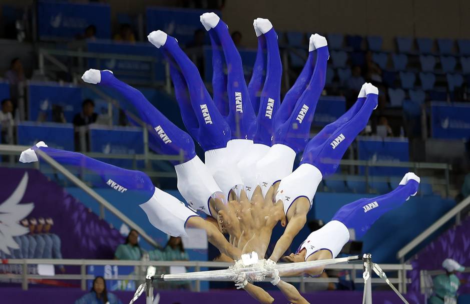 Il giapponese Yuya Kamoto si esibisce sulla barra orizzontale nella prova valida per la finale individuale di ginnastica artistica ai 17mi Giochi Asiatici (Reuters)
